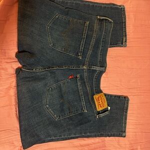 Woman’s Levi Strauss Capris Dark Size 31 Like New
Pr#6